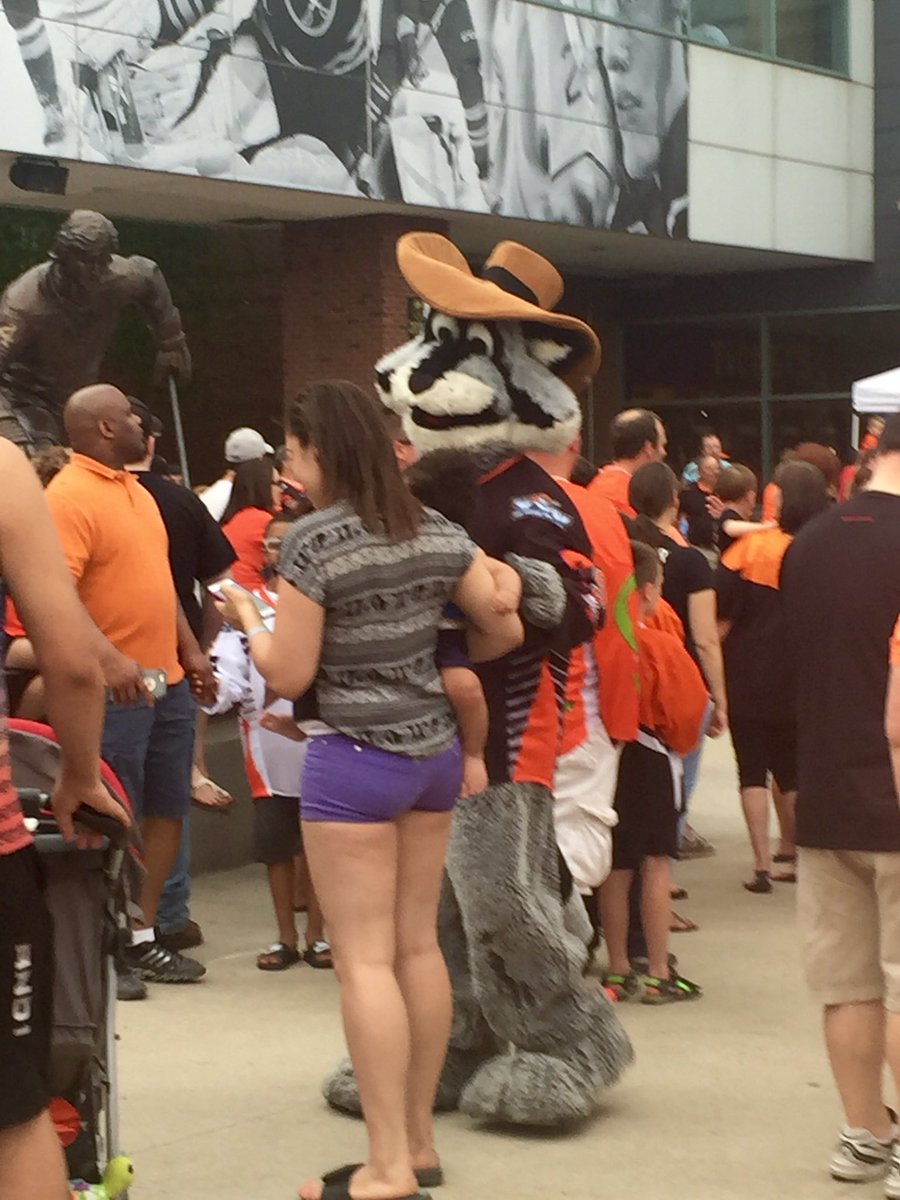 NLLBandits's tweet photo. Bandettes &amp; Rax at the Plaza Party. 🙌🏻  #Banditland #WeWantFive 🏆 https://t.co/jEZPrnneSD