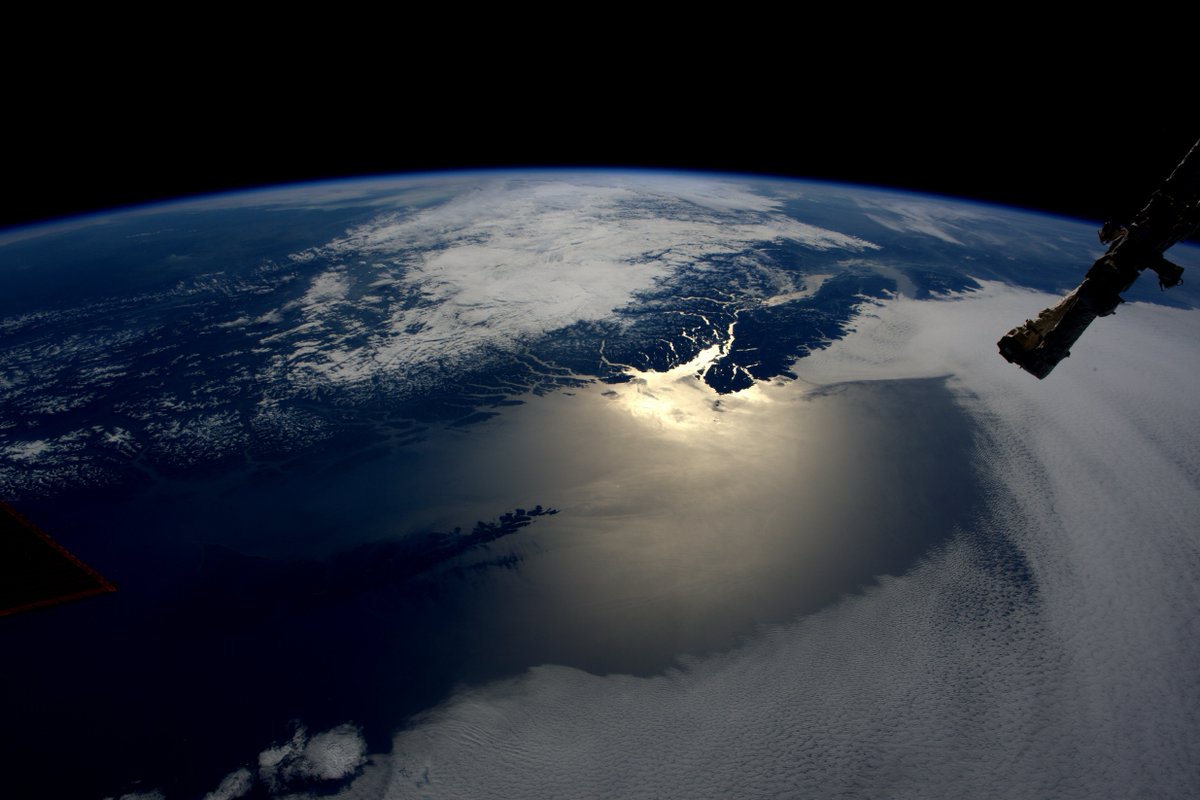 astro_timpeake's tweet photo. Sun glint striking Vancouver Island, #Canada https://t.co/hMPNDwysHp https://t.co/ijkueN49ZH