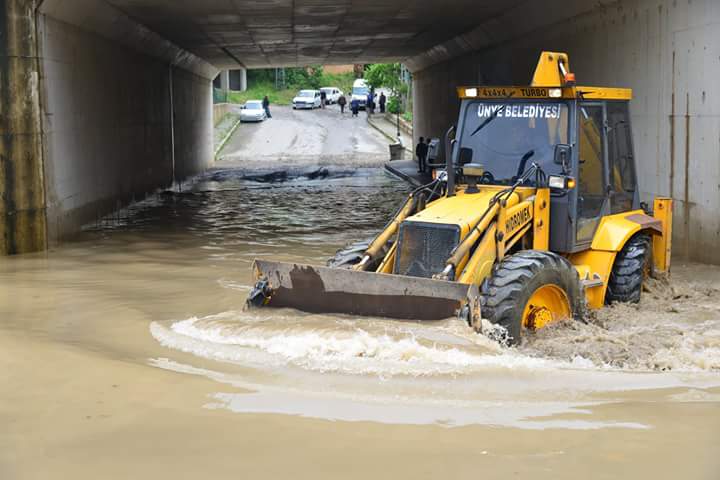 İlçemizde etkili olan sağanak yağış sonrası, Büyükşehir Belediyemiz ile birlikte tüm imkanlarımızı seferber ettik.