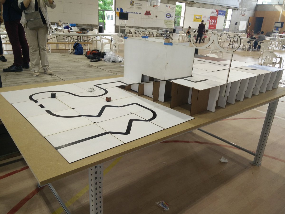 Make_and_Learn's tweet image. Us presentem el prototip del camp de la #RoboCAT17, ideat per @racorobotaires i desenvolupat per @Make_and_Learn.