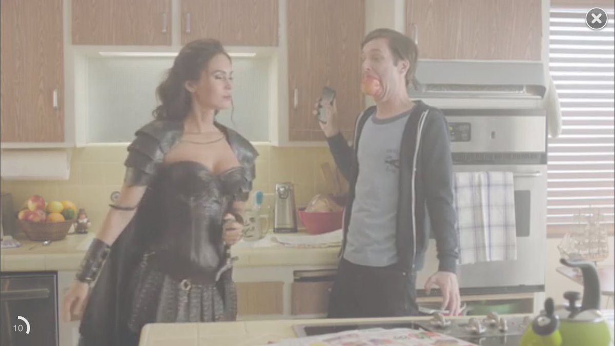 MeganfoxPT's tweet photo. #MeganFox no jogo #keeptherage https://t.co/PCCkBfFzVJ