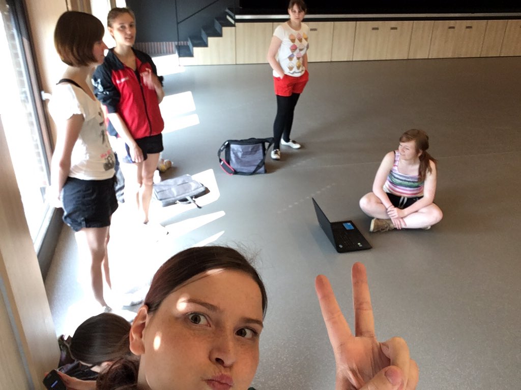 apfelauto's tweet photo. Nach fast 10h training sind wir ein wenig fertig und sehnen uns alle nach ner Dusche #AKBeginning https://t.co/nLaVD3HyRL