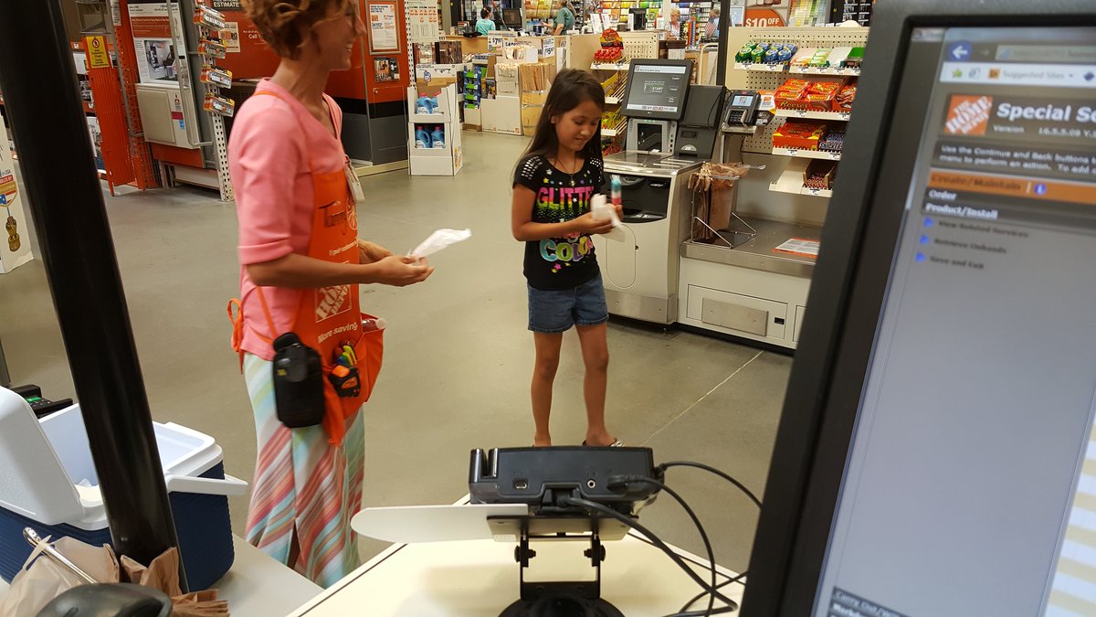 TravisHorner's tweet photo. @TammyMoffatt passing out Popsicles to our young shoppers today #homedepot @jaybisping https://t.co/uV6XoORqIq