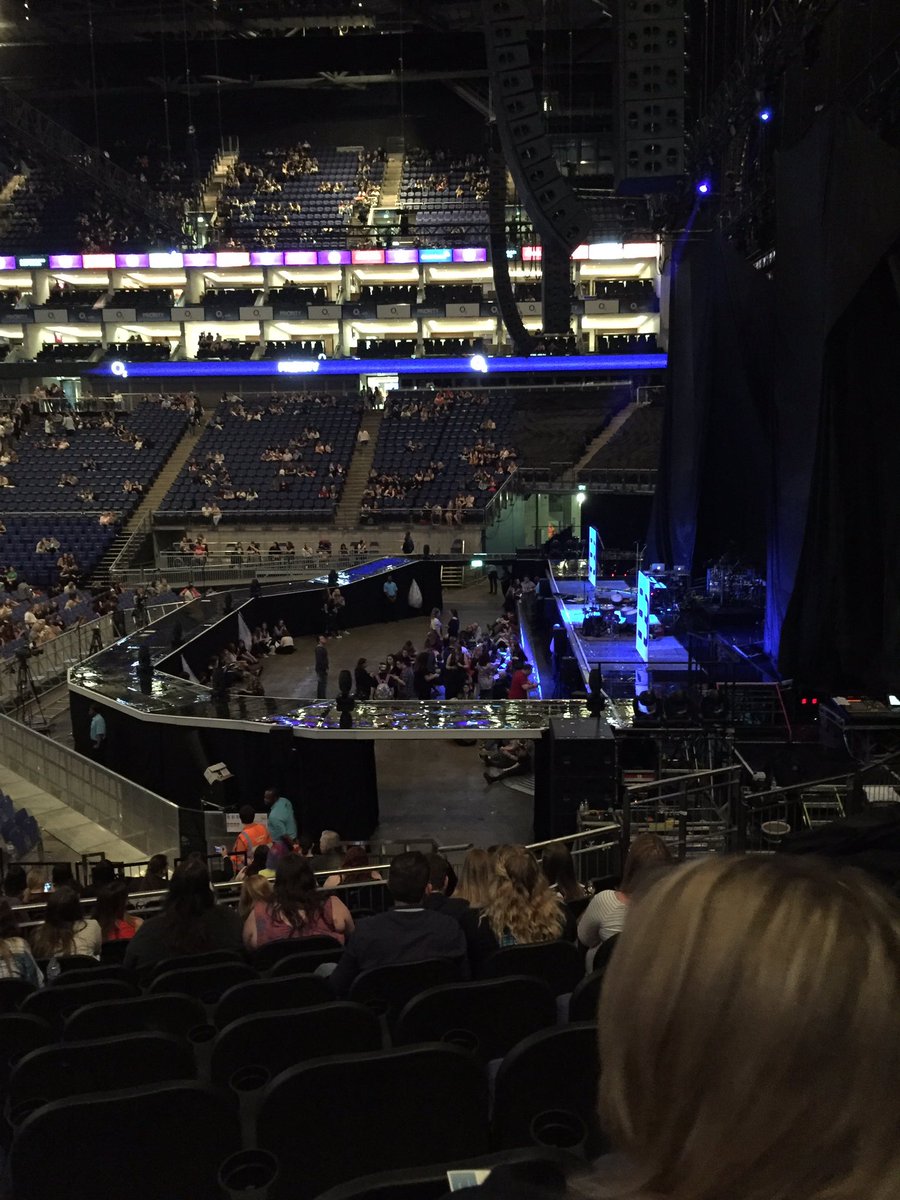 elliemead2011's tweet image. Awesome day in London @MCMComicCon visiting @yogscast now about to see @Busted #PIGSCANFLYLONDON