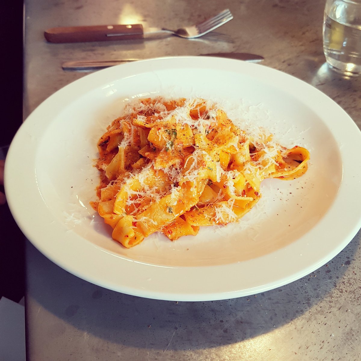 Alice_RoseCP's tweet photo. Aperol spritz and pasta happening @Padella_Pasta. #CounterDining #londonfood https://t.co/AWU3aK0wQe