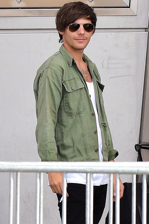 thelouiswtpics's tweet photo. Louis yesterday! (5/27) https://t.co/AetIOtOai3