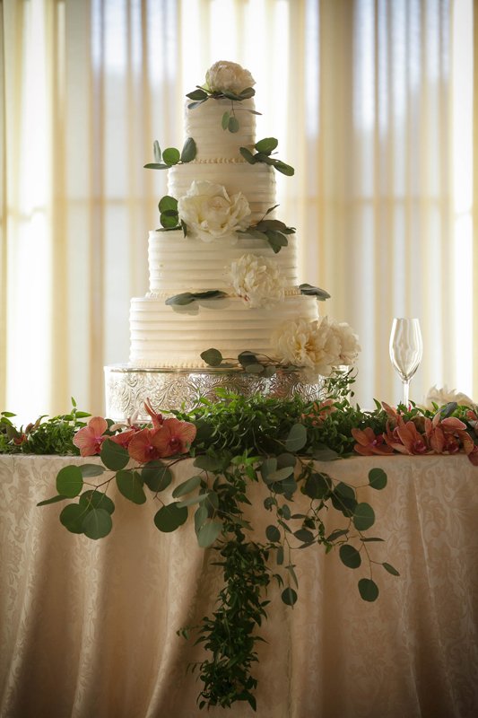 Fresh flowers on cakes is the new trend. #Cakedesign #weddingcakes #floralinspiration #weddingflorist #floraldesign