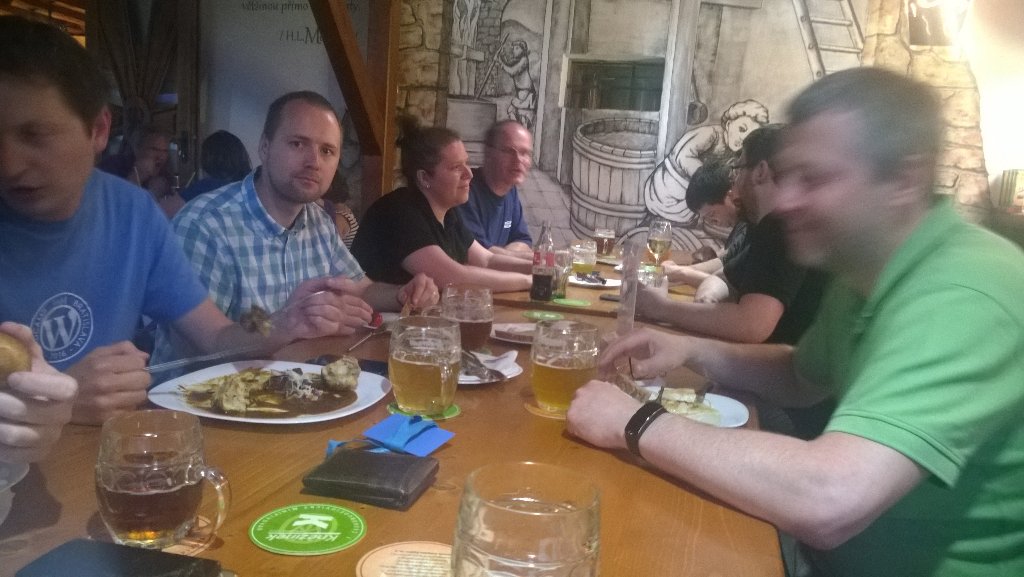 Kocifaj's tweet photo. Taktko se tvoří #WordPress komunita - po česku, u piva :) https://t.co/4wFjz4I5xt