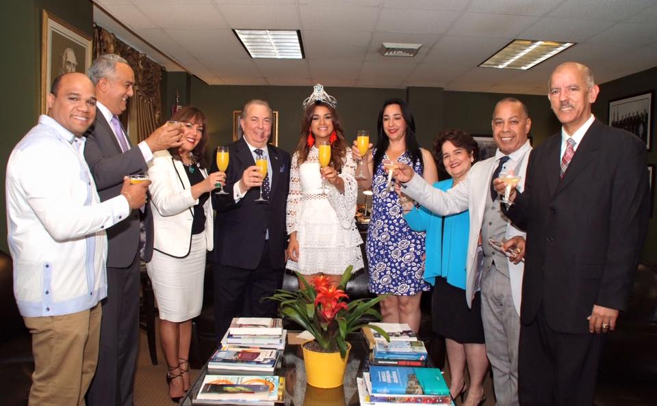 RealClarissaM's tweet photo. Nuestra @ClaryMolinaRD en el cónsul dominicano en NY, donde el Arq. Eduardo S. le dio un reconocimiento a Clarissa. https://t.co/LMhSmC9uFE