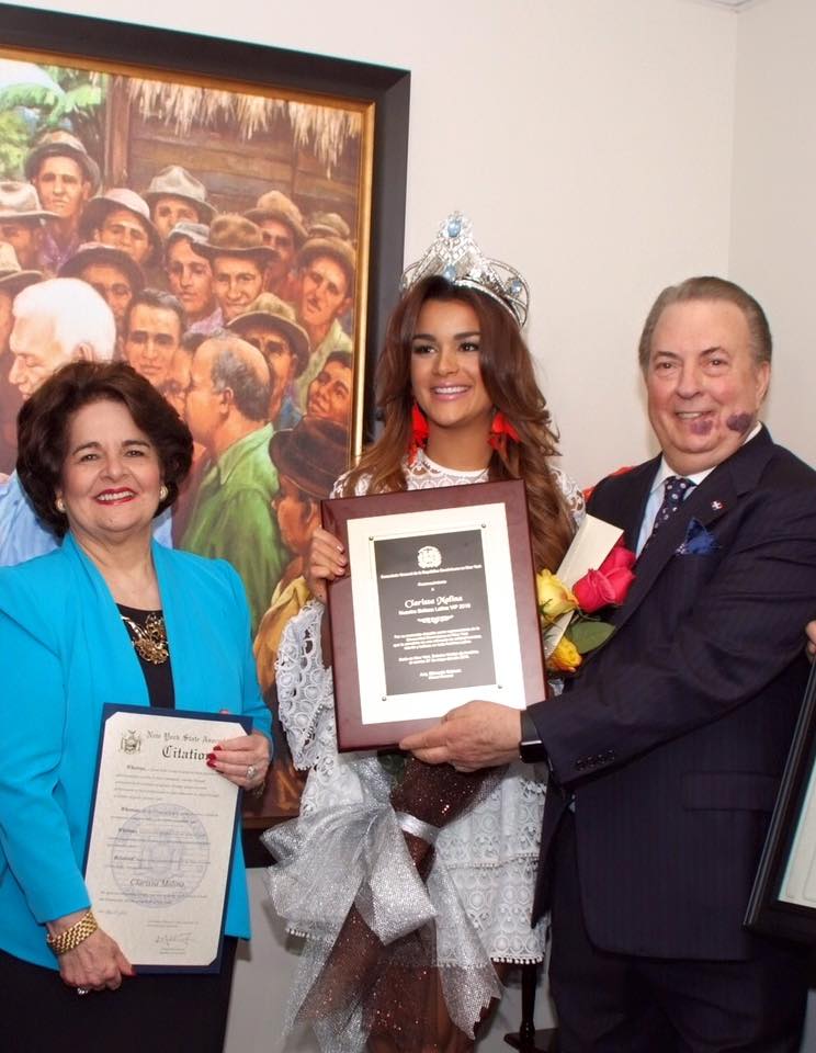 RealClarissaM's tweet photo. Nuestra @ClaryMolinaRD en el cónsul dominicano en NY, donde el Arq. Eduardo S. le dio un reconocimiento a Clarissa. https://t.co/LMhSmC9uFE