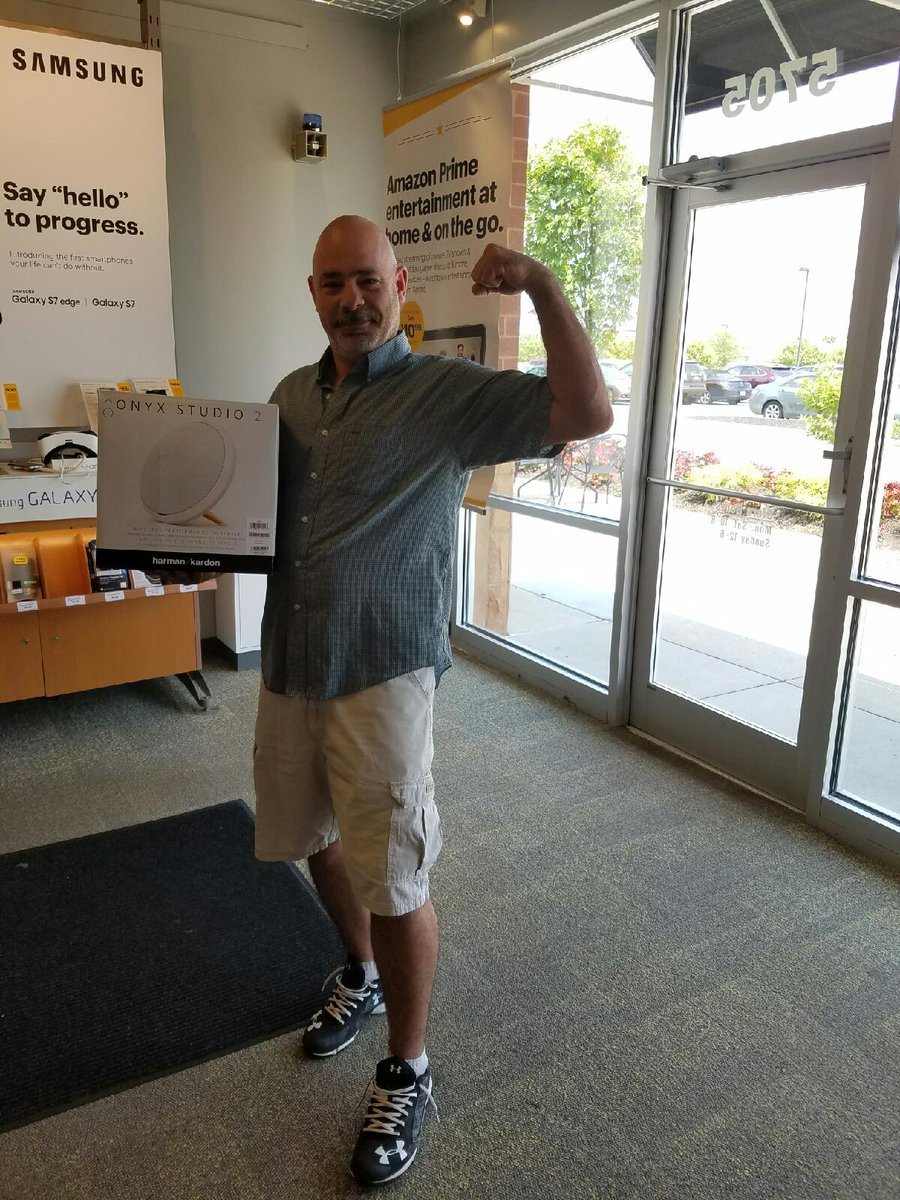 BeverlyBbbrock's tweet photo. New customer!! Saved him from verizon. Flexin on some speakers! @JFrancis000 https://t.co/giEUPmbGL7