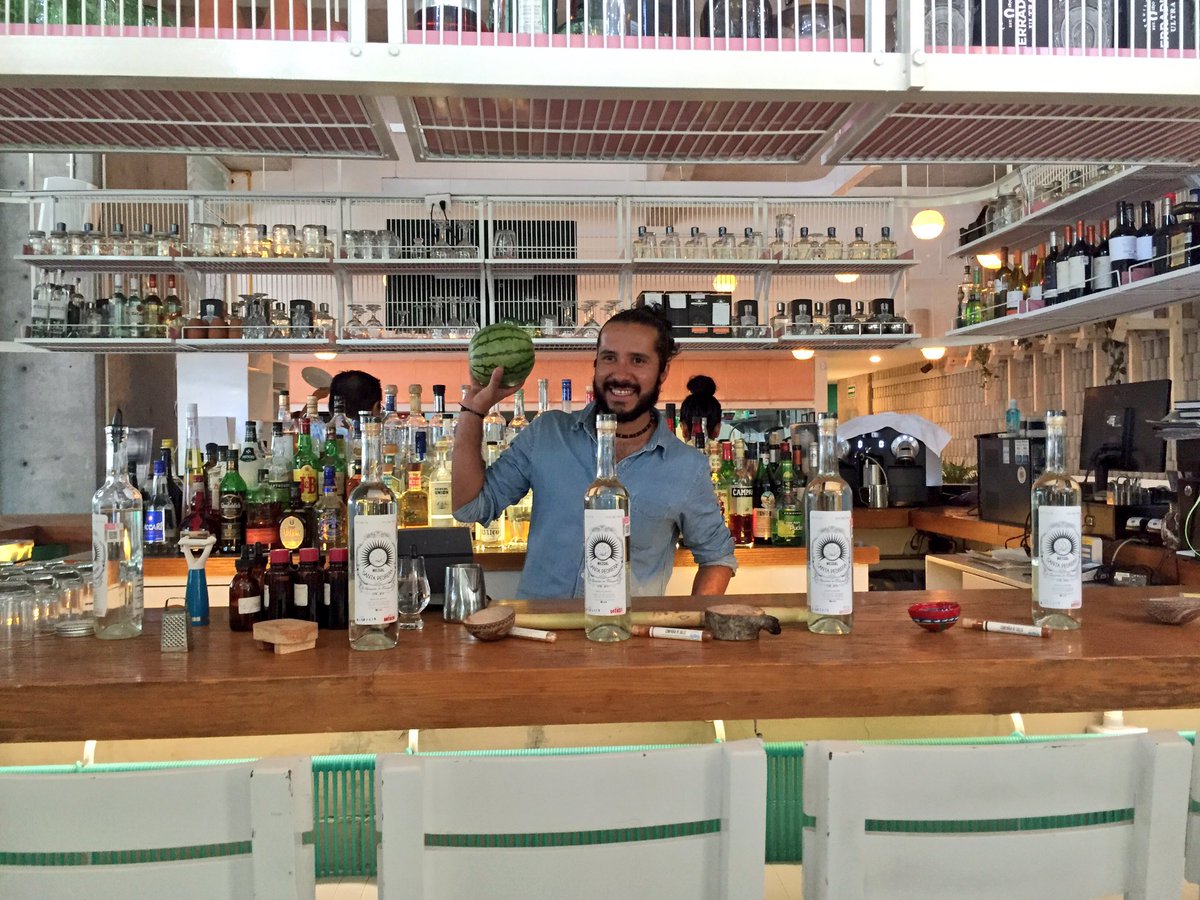 Alfredo_S's tweet photo. En el #gastrotour @SinMantel preparando vote les en bello puerto https://t.co/V0kEMFMnnv