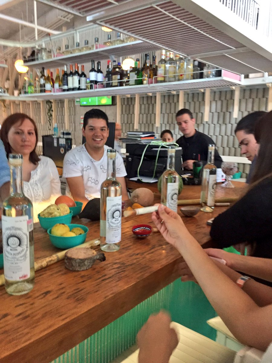 Alfredo_S's tweet photo. Sigue lap reparaciones cocteles en el #gastrotour @sinmantel https://t.co/Z4IuiSHj39