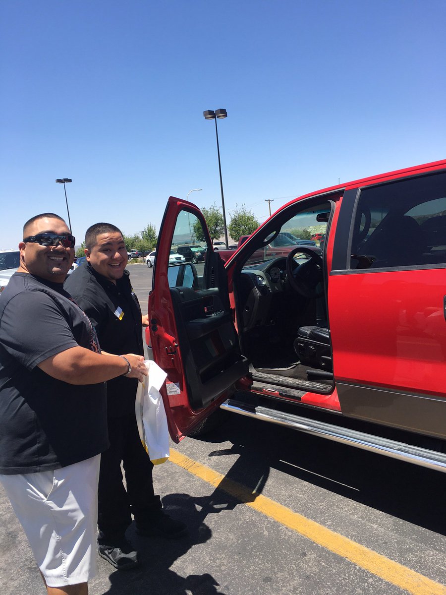 SprintLC's tweet photo. Creating magic moments with our customers! #sprintsaysthanks https://t.co/KaiAxt1zI5