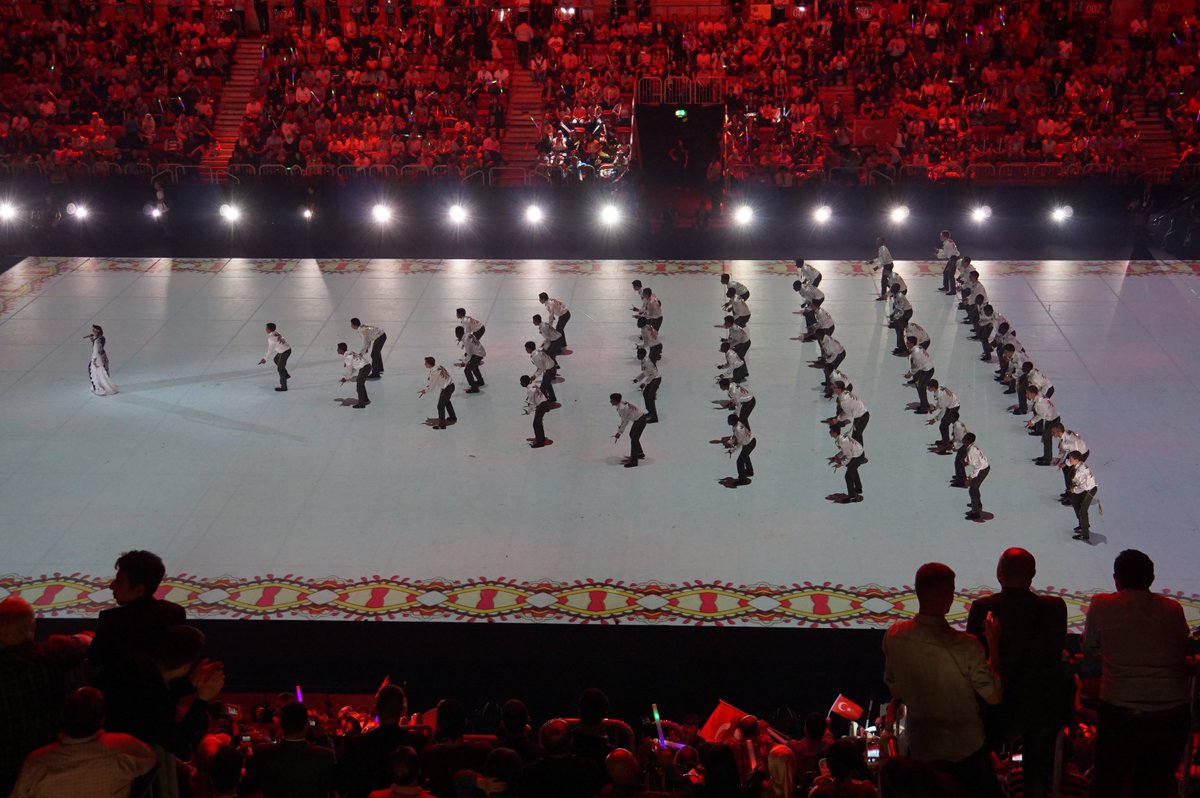 intFLC's tweet photo. A fast-paced &amp; entertaining show #IFLC2016 #DünyanınRenkleri https://t.co/twTBrAylvn