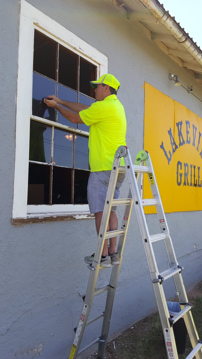 StormWarriorsTV's tweet photo. Getting these windows replaced at the Lakeview Grill in Lakeview, TX https://t.co/B2aoOTzrXM