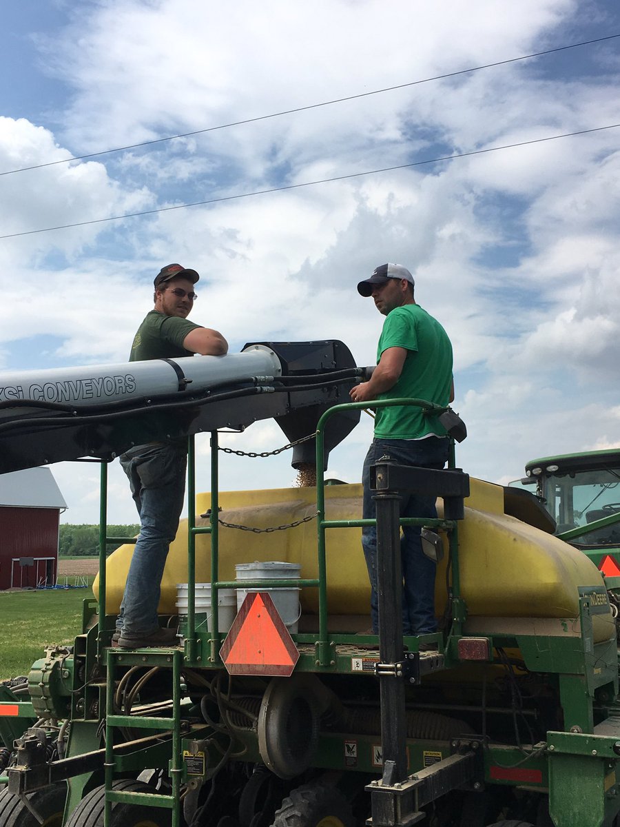 RinckerAg's tweet photo. An afternoon tendered fill-up for Seyfried Farms of Dewitt, Michigan. We do local delivery to the field #SMSAW https://t.co/Ud3kc9WRqu