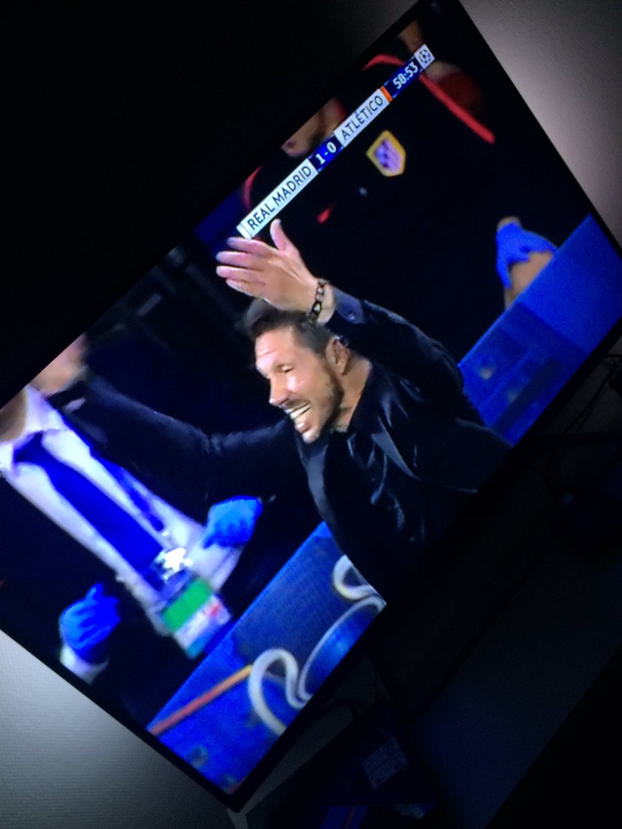 Allysgaard's tweet photo. Hvorfor har de to mænd i baggrunden blå gummihandsker på? #CLfinale #UEFACL #UCLfinal #twitterhjerne #fodbold https://t.co/C1ztiv7UZD