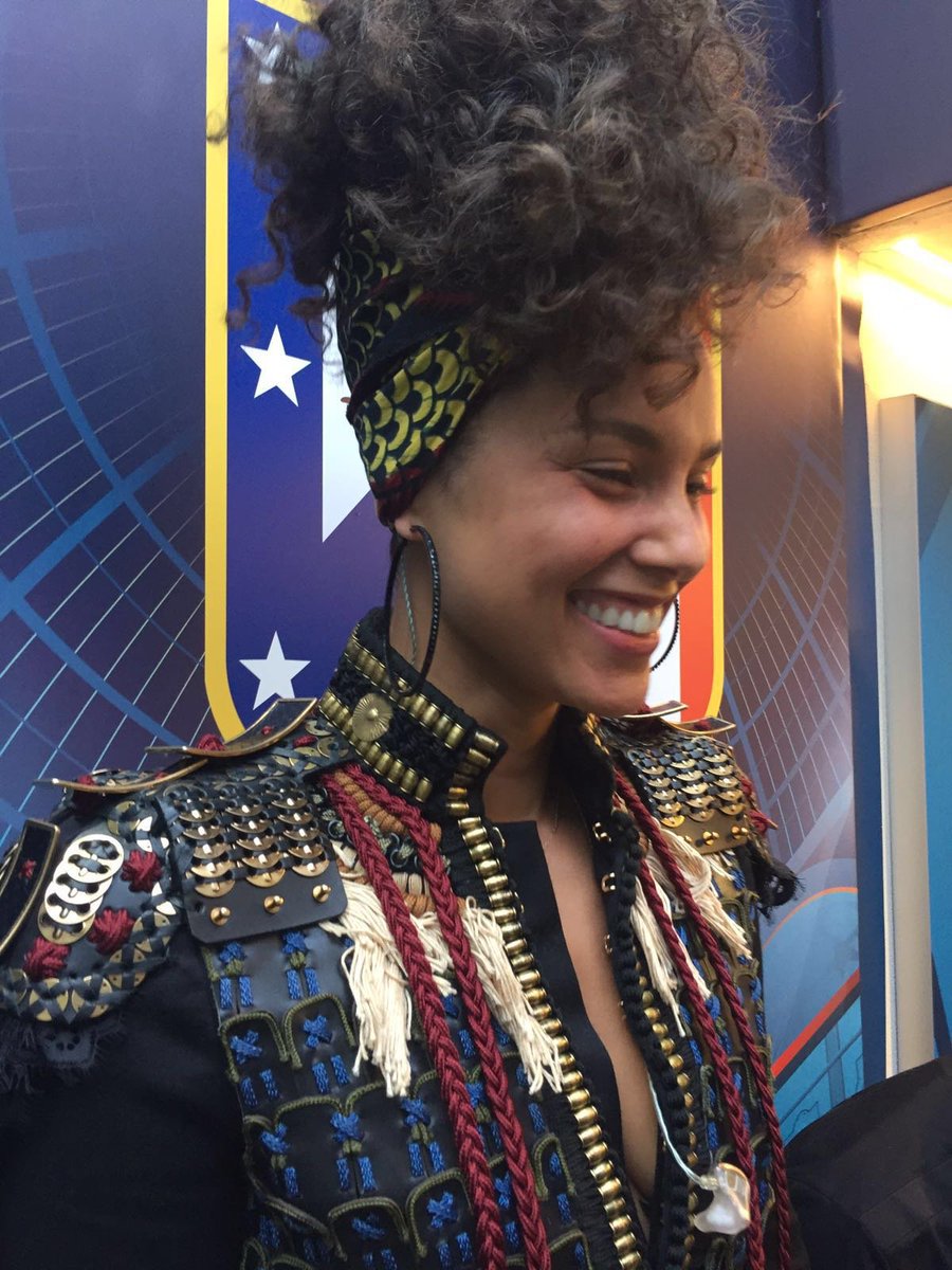 ALICIA KEYS CjkgGPaXAAIOsE0