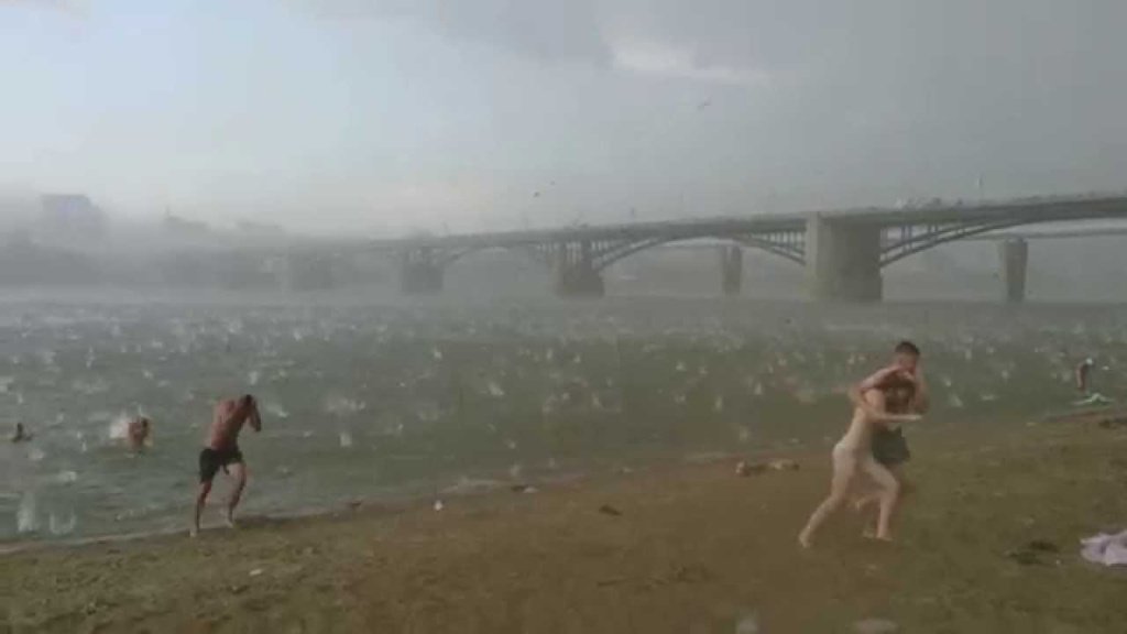 ViralSlip's tweet photo. People Enjoying A Sunny Beach Day But Seconds Later, Watch Why They Start To Run For ... - https://t.co/d5XBapahxv https://t.co/X3GgfBGOKE