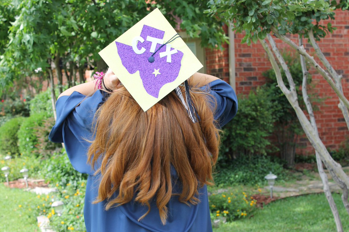 kaylacarlove's tweet photo. graduation 😋😋😋💜 https://t.co/qQvw9N4EXr