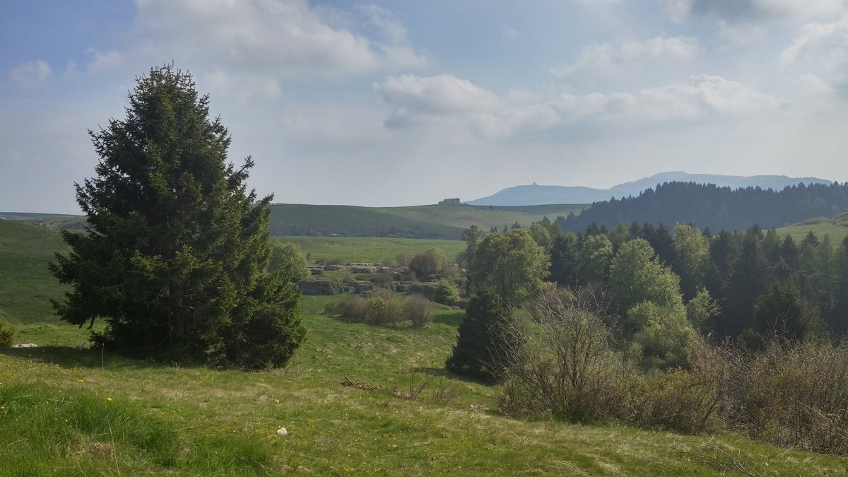 Elisa_Markuz81's tweet photo. Momenti di una giornata in #Lessinia, la montagna di #Verona. Sole, 12 km a piedi e tanto relax. https://t.co/Gs2Gw5Q6cX