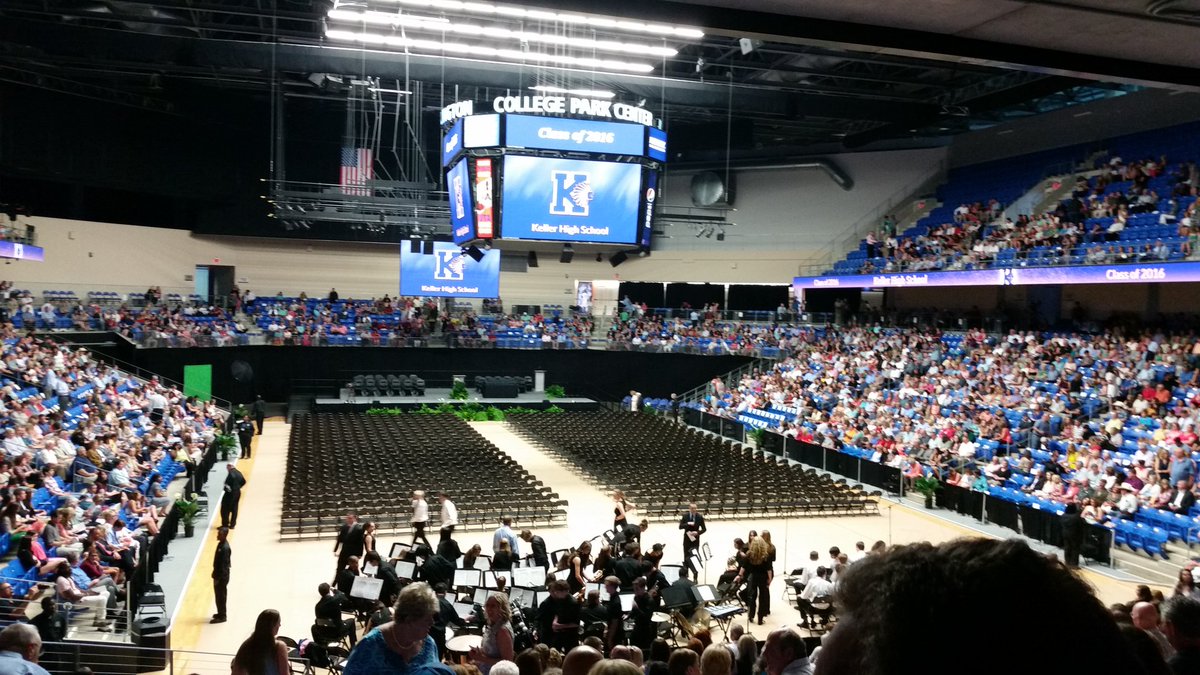 SandraEngelland's tweet photo. Getting ready for @khsindiannation graduation. #kisdgrad2016 Yay Class of 2016! https://t.co/JWPQ9q1tGw