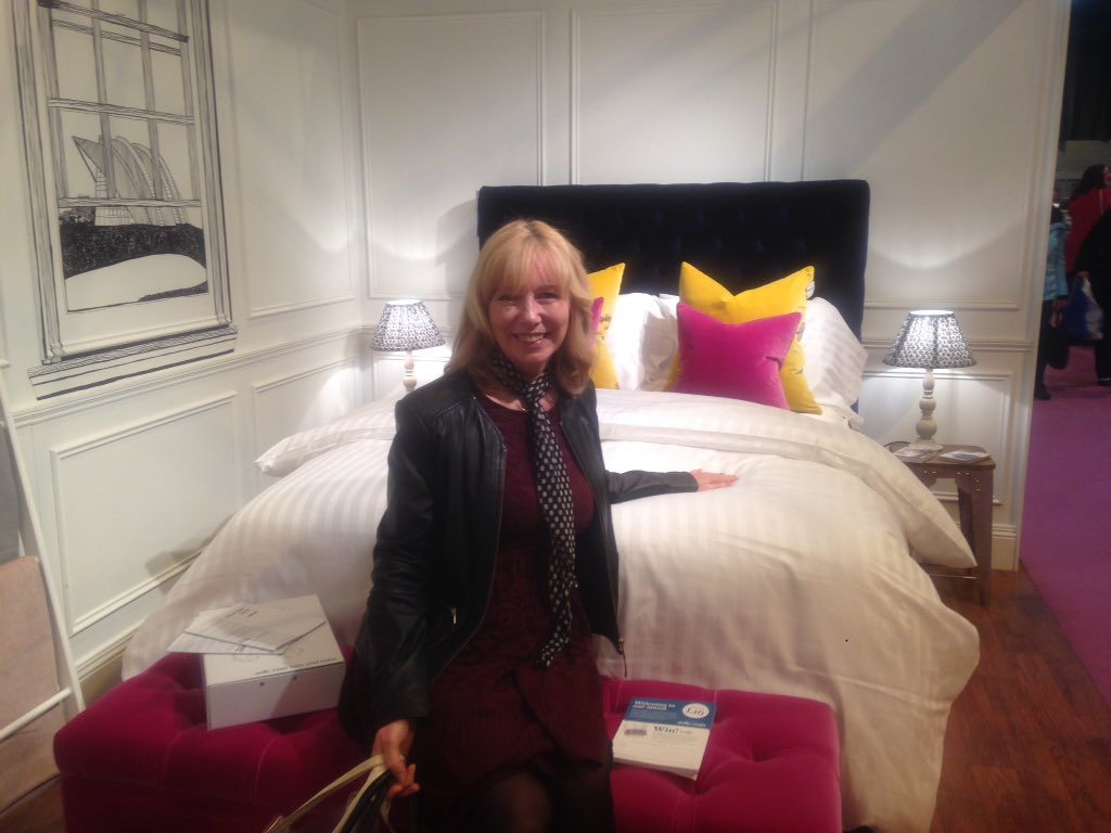 yvonnegraham07's tweet photo. @sofadotcom #sofadotcomL16 love the https://t.co/mCfAVEQ1B3 stand at SECC. Bed looks so comfy 😄 https://t.co/jXNT2DXcwV