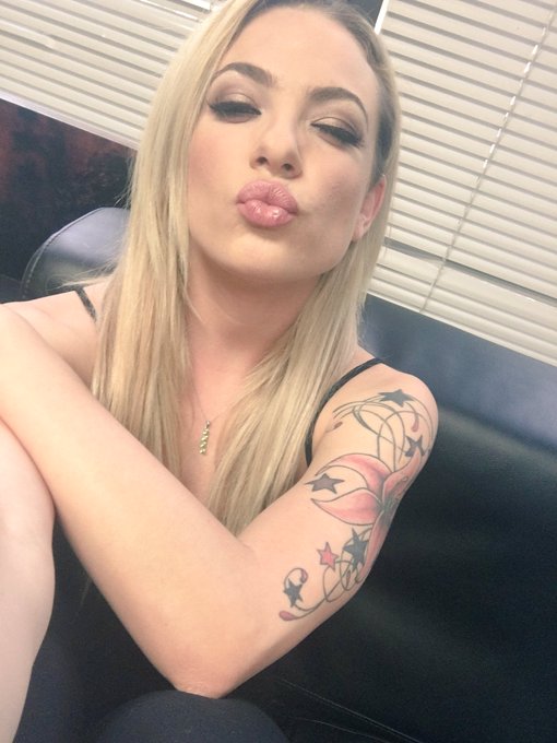 Besitos from set. https://t.co/giTBJlB7hh<a href="/tag/thesexfactor"class="tags"><span>#thesexfactor</span></a>