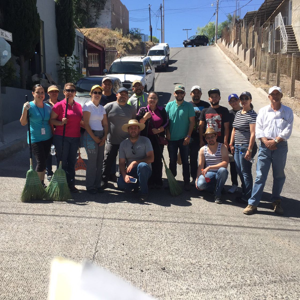 GobiernoNogales's tweet photo. Campaña de limpieza llevada a cabo por dependencias del @GobiernoNogales en Col. Del Rosario por un #NogalesLimpio https://t.co/Xws2rwnbGL