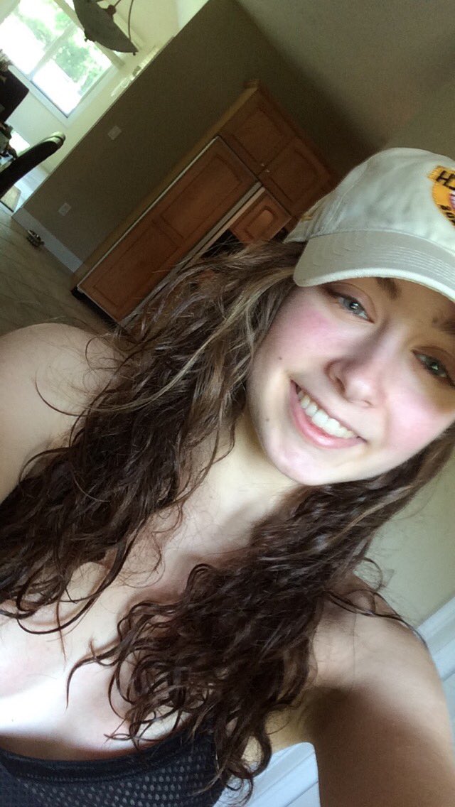 cyansunsets's tweet photo. sunny happy kinda day #bodyposi https://t.co/iqhdTMc92B