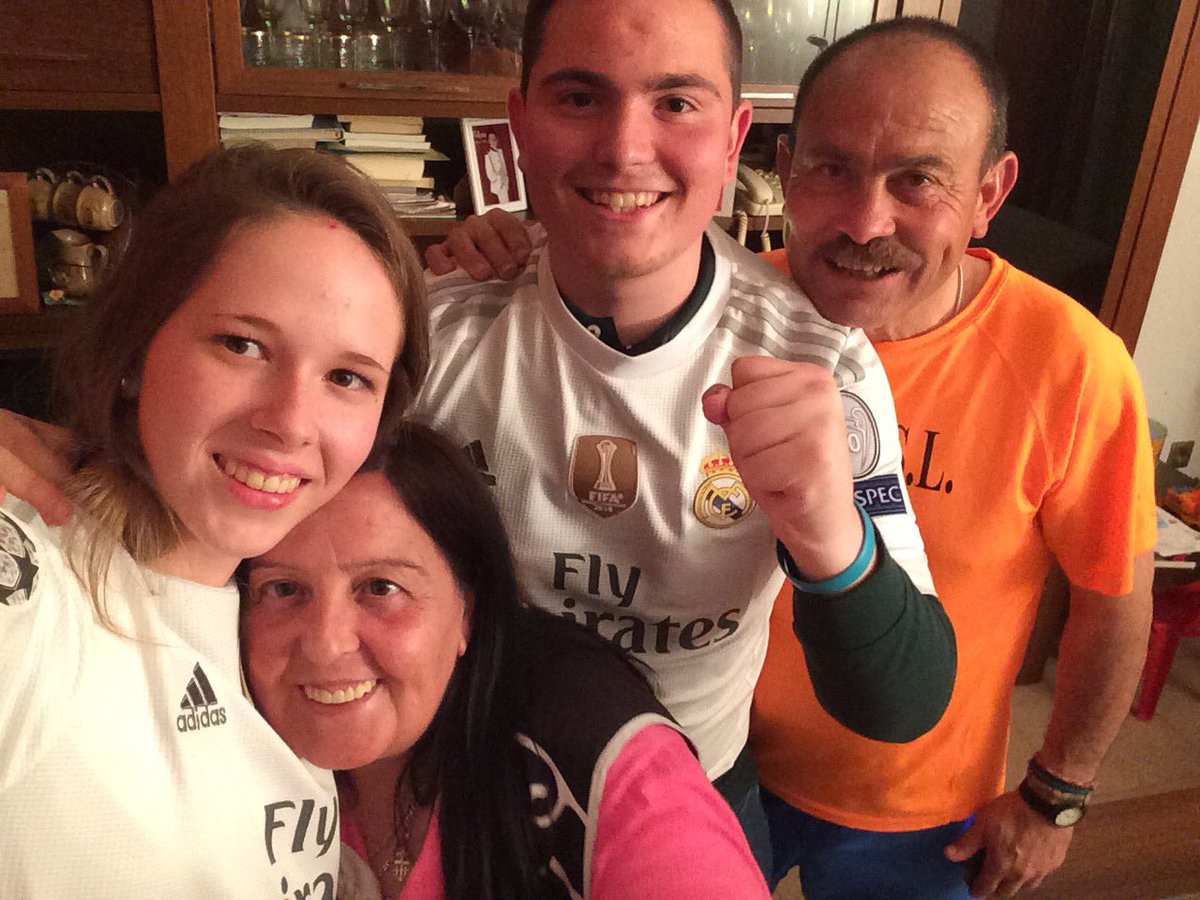 AlbertoBadillo9's tweet photo. Porque el Madrid puede darte la Felicidad Siempre. Te quiero Madrid #VaportiJuankar https://t.co/FkNUQfLBep
