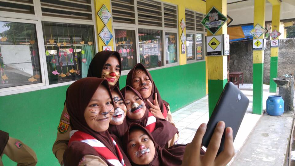 EnglishArtLab's tweet photo. Students at @TTL_DepokCity trying face painting after their Motivation Day. So much fun! #EWB3 #Hardiknas https://t.co/Dy0MuM0pKn