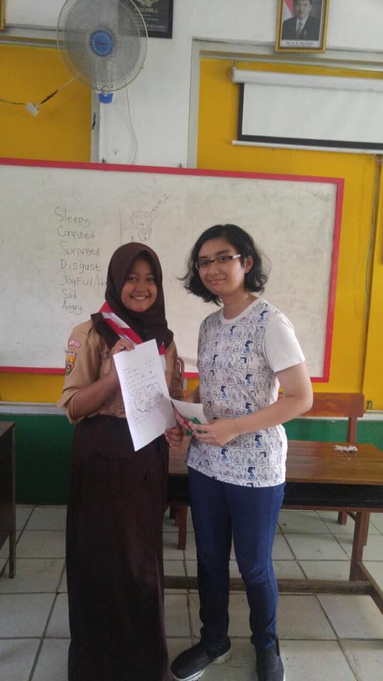 Students at <a href="/TTL_DepokCity/">TicketToLife Depok</a> trying face painting after their Motivation Day. So much fun! #EWB3 #Hardiknas