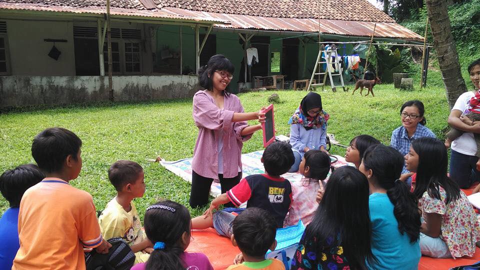 #EWB3 students at Lentera Cimahpar learned how to be a journalist w/ Fellow Motivator @tikaprimandari #Hardiknas