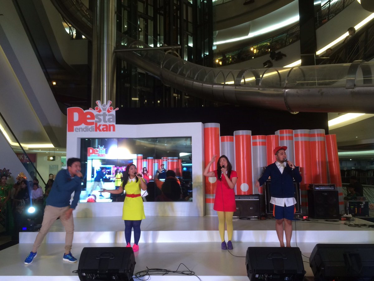 yuhu... <a href="/popzzle/">popzzle</a> memeriahkan pembukaan puncak acara #PestaPendidikan di stage f3