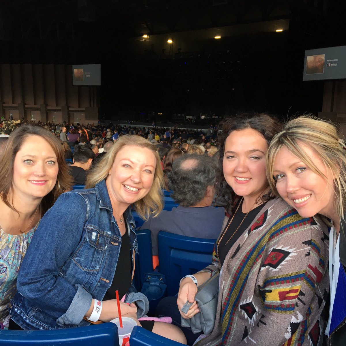 lynnettee's tweet image. 4 girls and The Cure #thecuressa #TheCureTour2016