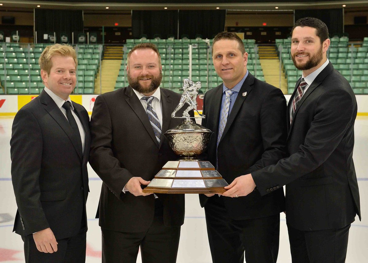 LHJMQ's tweet image. Félicitations à Gilles Bouchard qui gagne le trophée Entraîneur de l’année Bumper to Bumper Brian Kilrea @HuskiesRn