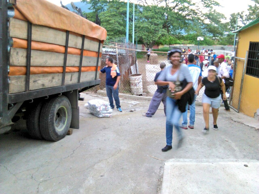 SalaIPASMEGuati's tweet photo. #Z28_05 Gracias al Presidente @NicolasMaduro las familias de Zamora fueron beneficiadas #MercalEducativo en #Mirada https://t.co/GGqgKTli18