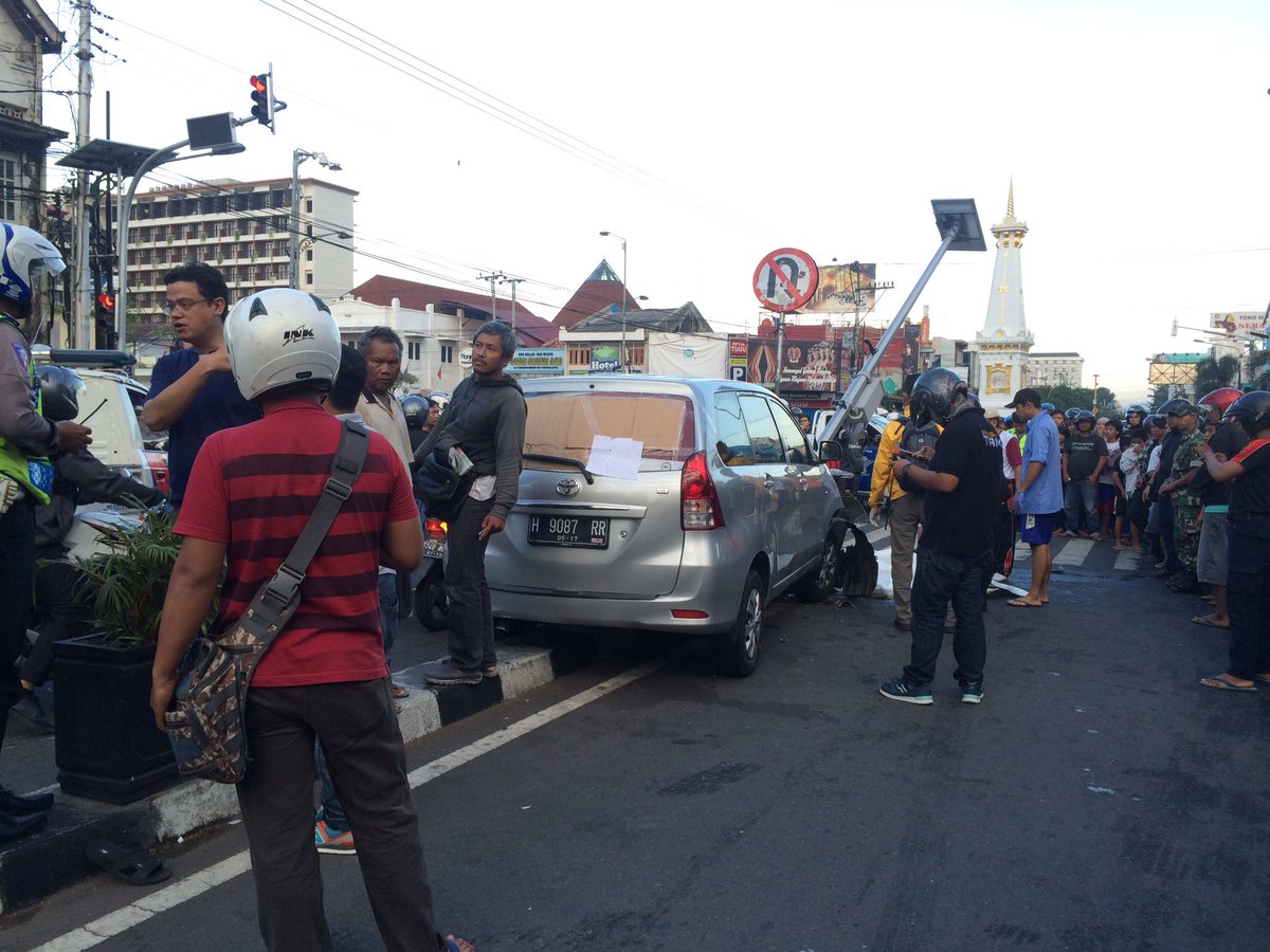 #jogja <a href="/uLiLouLi/">UL</a>: laka Avanza nabrak penjual koran, pejalan kaki 3 korban. Meninggal di TKP 2 1 kritis jam 5.30 am!
