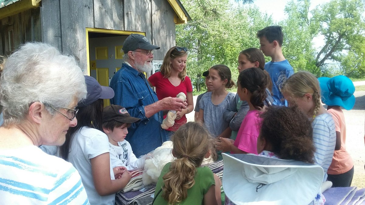 TopsyFarms's tweet image. Hubby Ian with school knitting group of 12, explaining details of #woolprocessing. Great questions asked.