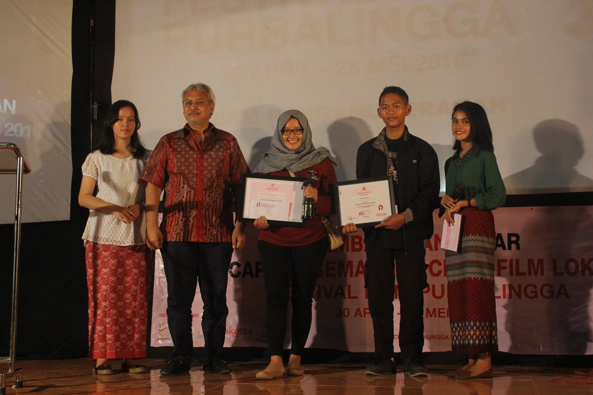 festfilmpbg's tweet photo. Cerita terbaik “Buruh Migran” BNP2TKI: Eko Febri dari UMP dan Eko Junianto siswa SMA Bobotsari Purbalingga. #FFP2016 https://t.co/lu0S3yPR5W