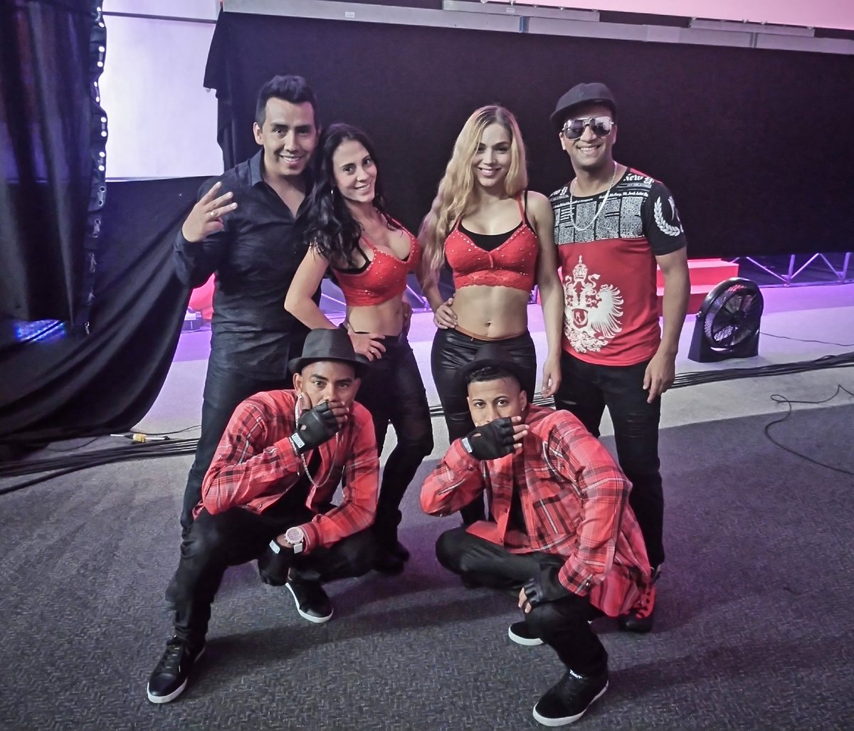 soybetocabrera's tweet photo. Listos con el team del #visualmix para el primer show del dia. @ZriiCorp @ZriiColombiaof https://t.co/RVcMjF5qoU