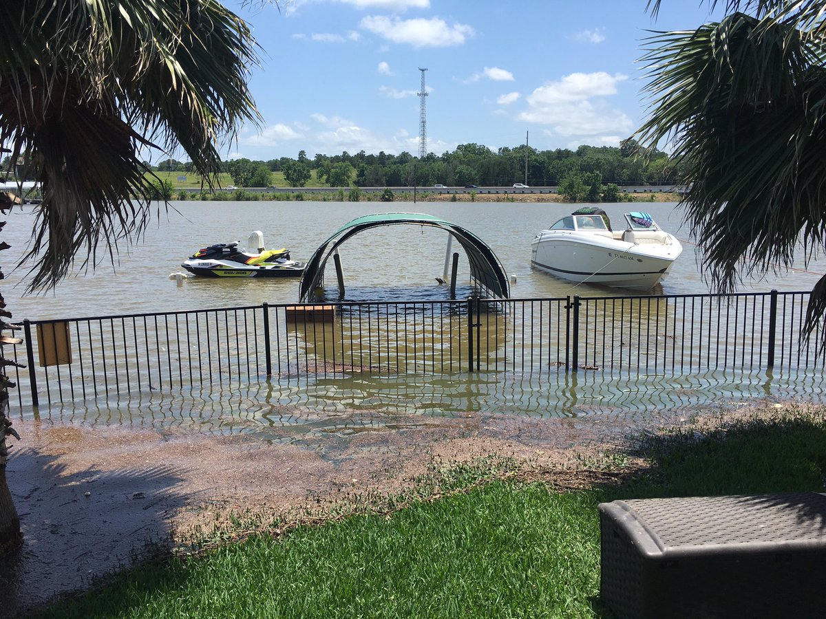 jdbswb's tweet image. Lake house is a mess