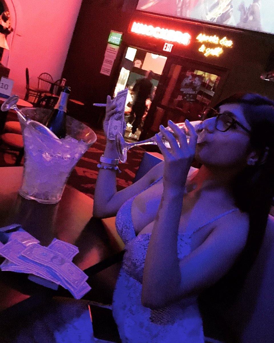 miakhalifa's tweet image. Second floor of tootsies getting... Strategically ignored by the waitress