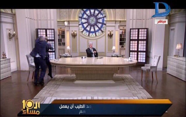 بس عارف يا كرسي كابتن شوبير حقيقي منورنا والله