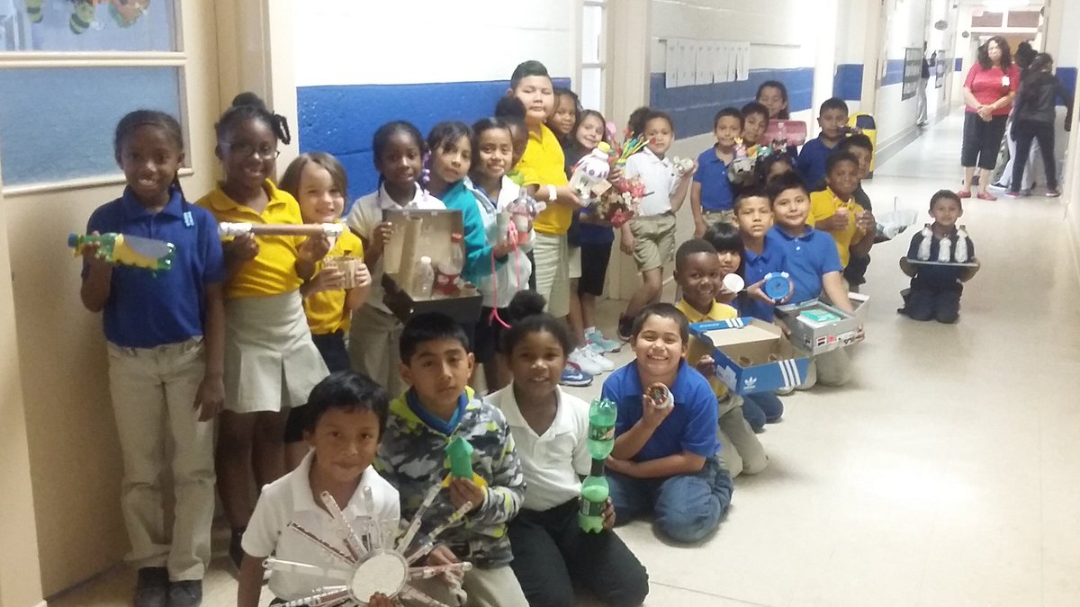 PlainViewPri's tweet photo. Creative 1st graders proudly present their recycling projects. @PlainViewPri https://t.co/eGkQUDIx1O