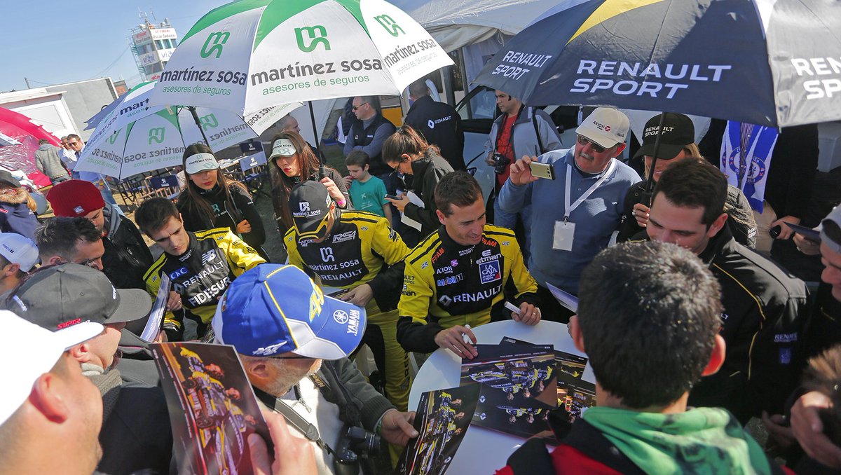 RenaultSportARG's tweet photo. ¡Fans felices! Pasamos un lindo momento junto a la gran cantidad de gente en el Cabalén
#CorramosJuntos #SuperTC2000 https://t.co/AiehFFbs4x