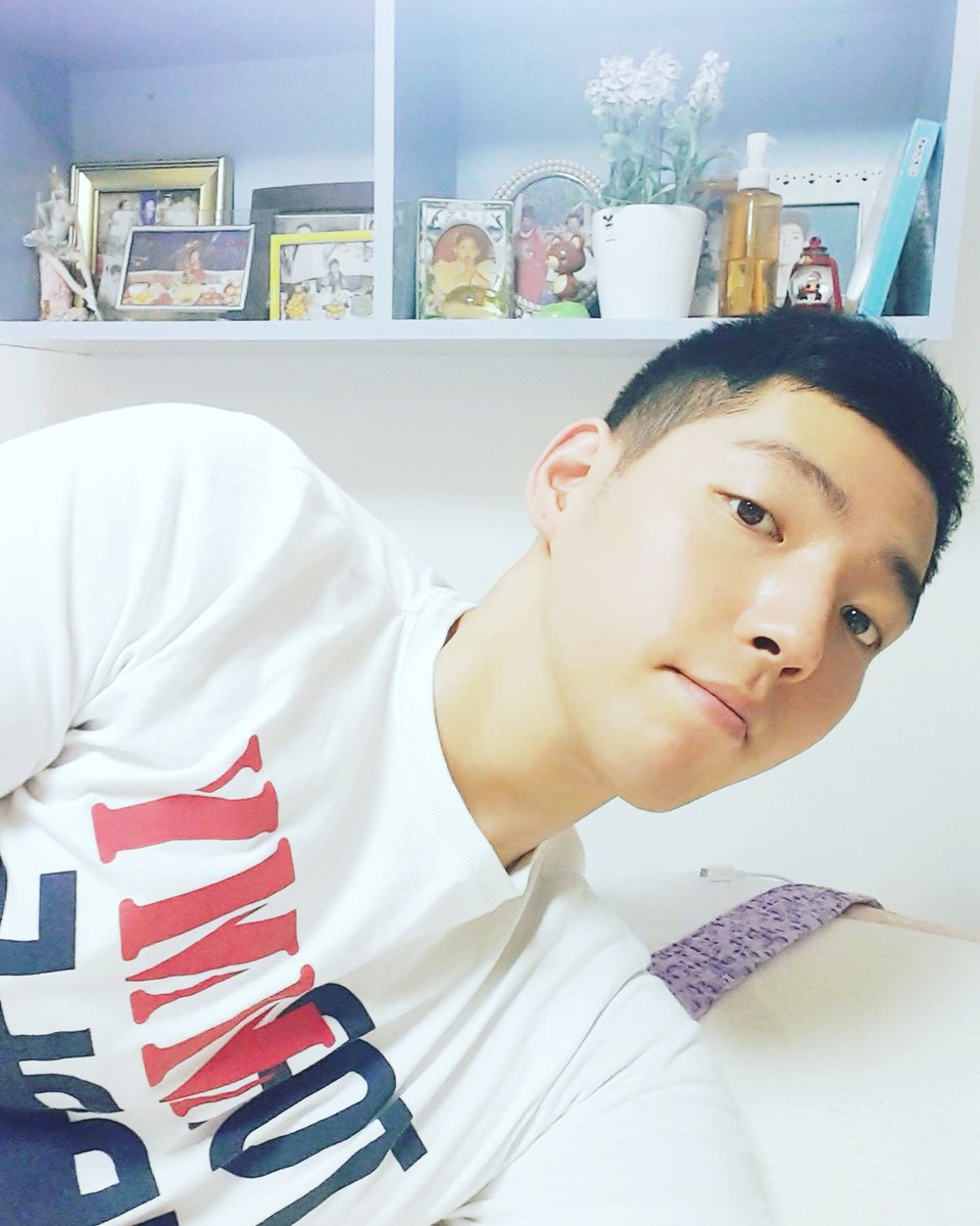 잠이 덜 깨....하암..