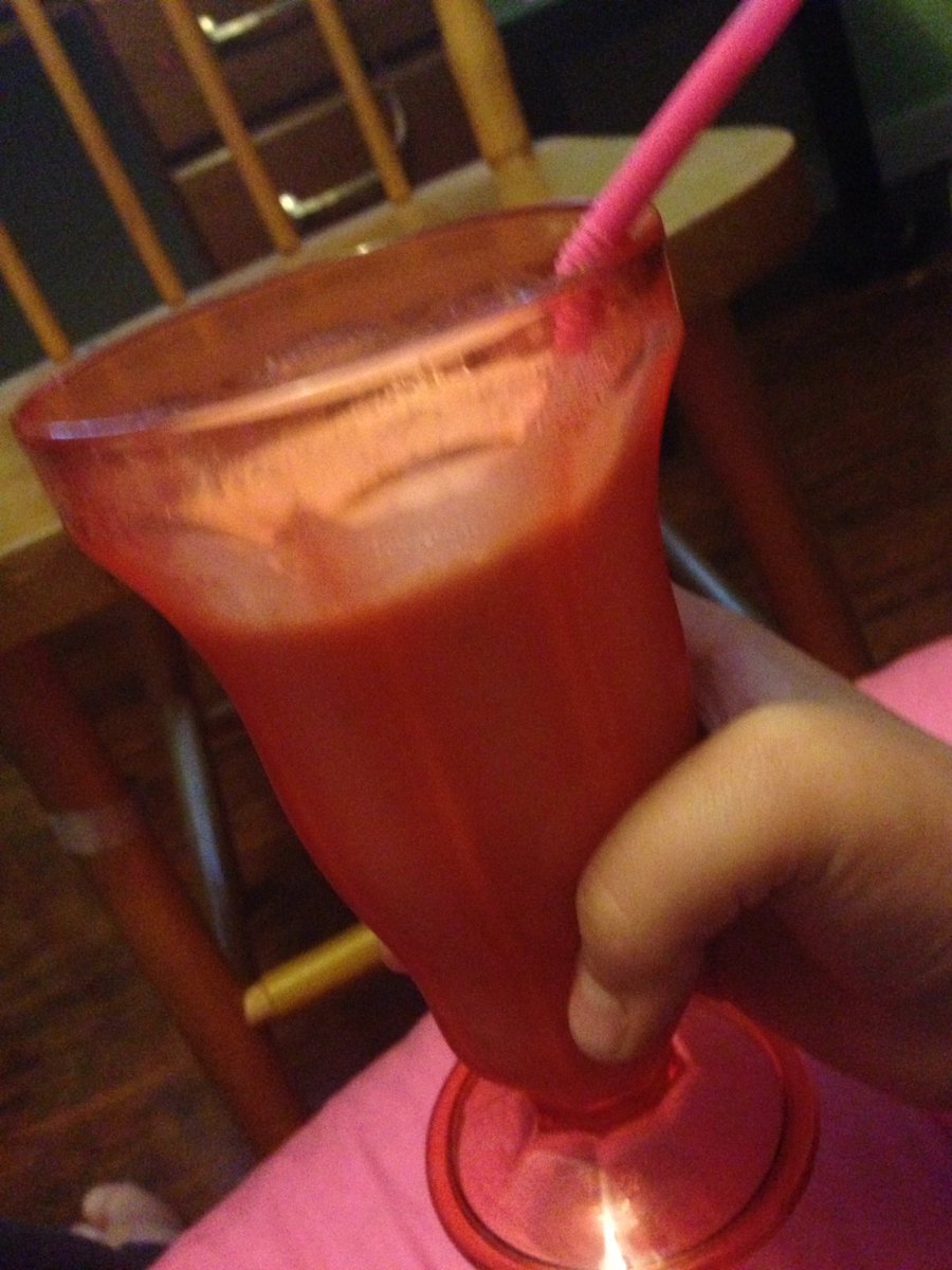 KaleelaBean's tweet photo. These are soooooo good! Homemade strawberry milkshakes they are the best ive had! My mom @teddybear0624 made them https://t.co/dZc7KT0iun